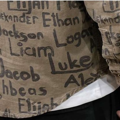 カジュアル名前文字列柄シャツ