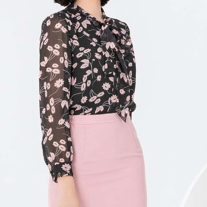 黒柄シャツ 華やか花柄リボンタイ付きシアーブラウス