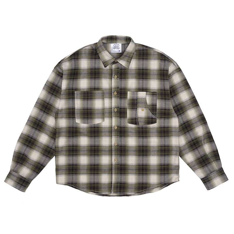 ゆったりシルエットのチェック柄シャツ