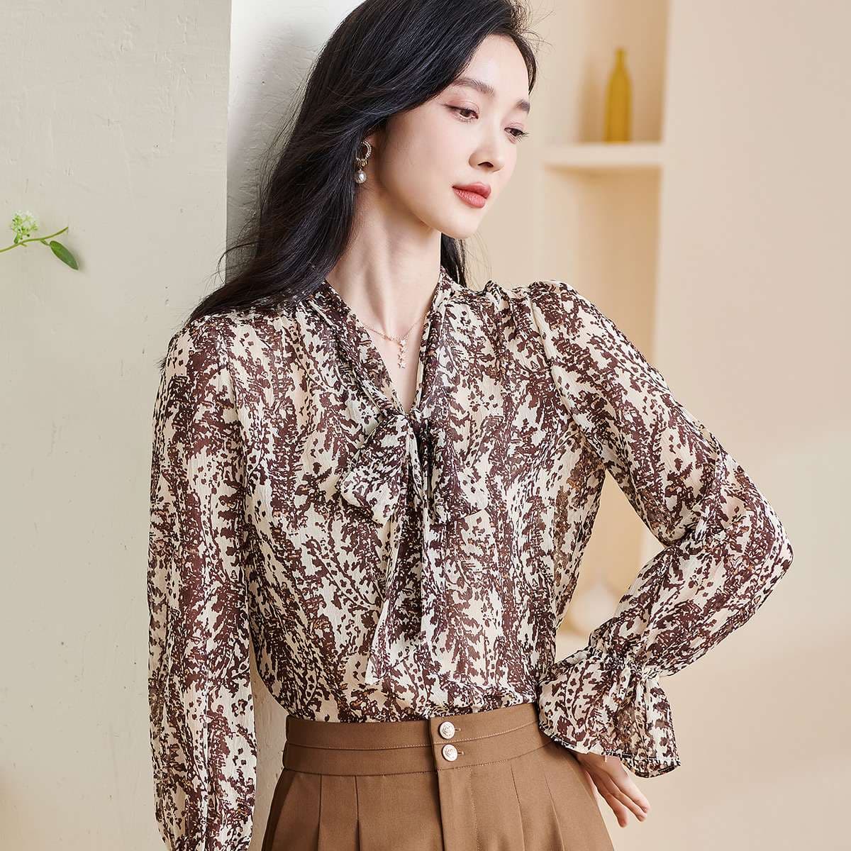 総柄シャツ 優美な木の葉模様 リボン付きシフォンブラウス