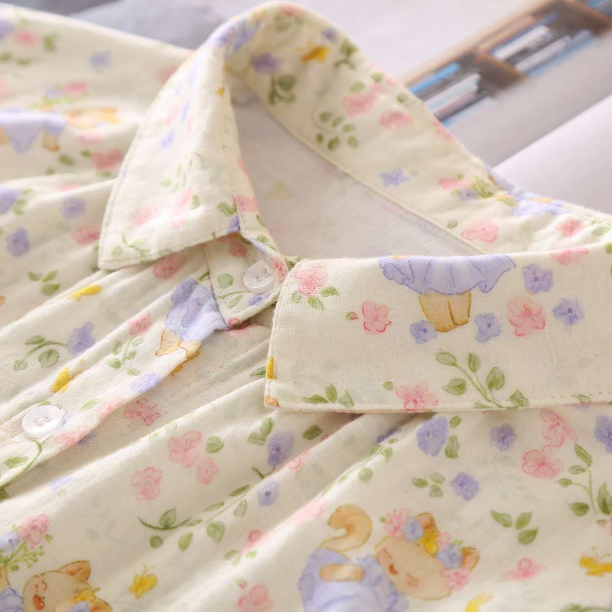 猫柄シャツ おしゃれ猫と花々の長袖シャツ