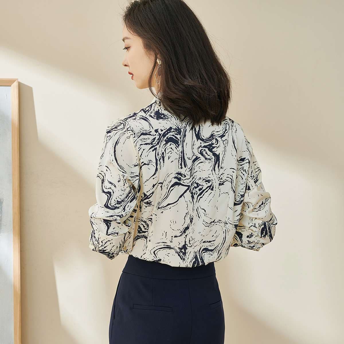 総柄シャツ マーブル模様シルク調ブラウス