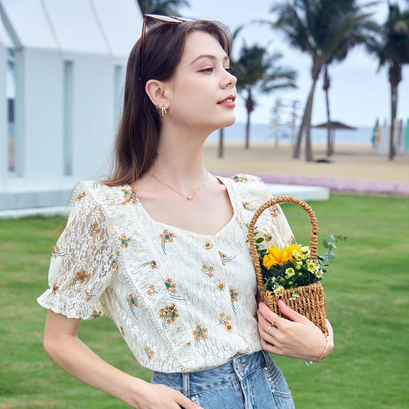 柄シャツ 柄シャツ 優美な小花刺繍 パフスリーブブラウス