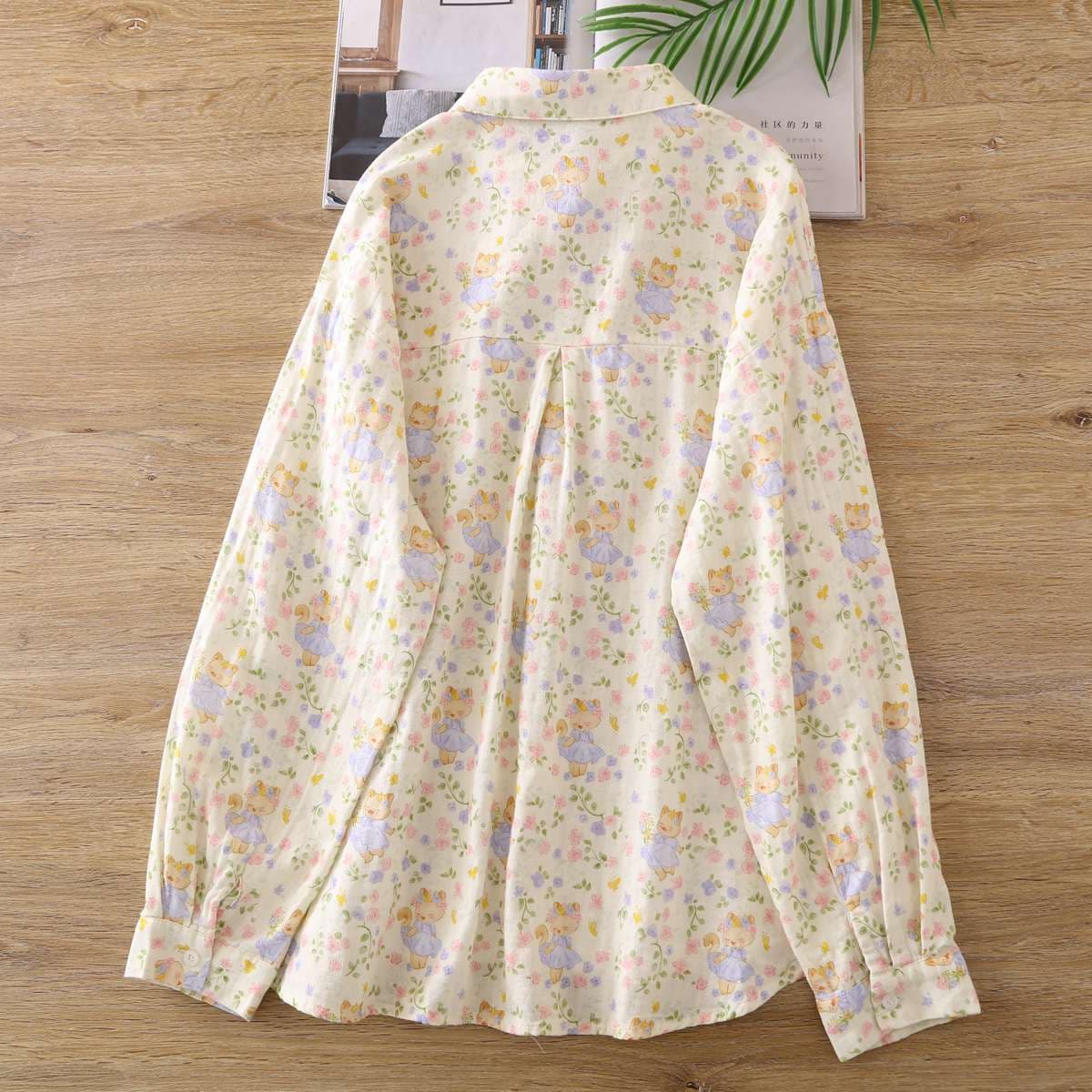 猫柄シャツ おしゃれ猫と花々の長袖シャツ