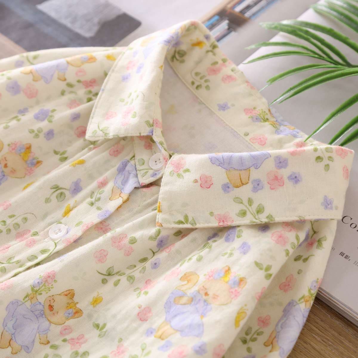 猫柄シャツ おしゃれ猫と花々の長袖シャツ