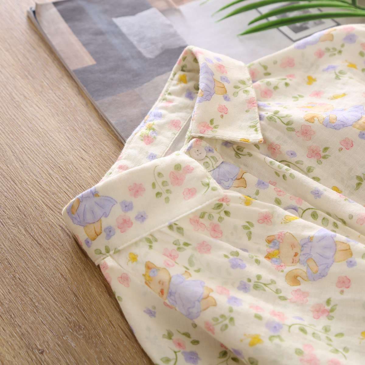 猫柄シャツ おしゃれ猫と花々の長袖シャツ