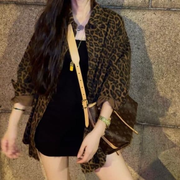 柄シャツ 夜の都会に映えるヒョウ柄シャツ